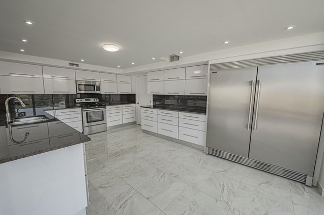 468 Golden Isles Drive 202, Hallandale Beach, FL 33009