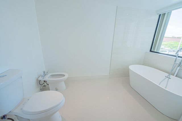 468 Golden Isles Drive 202, Hallandale Beach, FL 33009