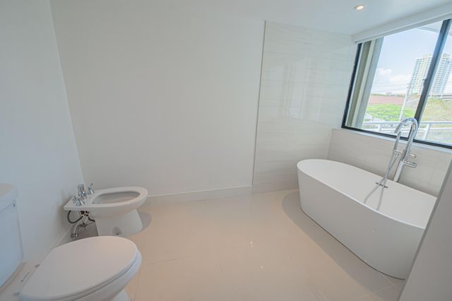 468 Golden Isles Drive 202, Hallandale Beach, FL 33009
