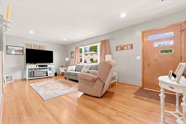 221 ZENITH Drive, Council Bluffs, IA 51503