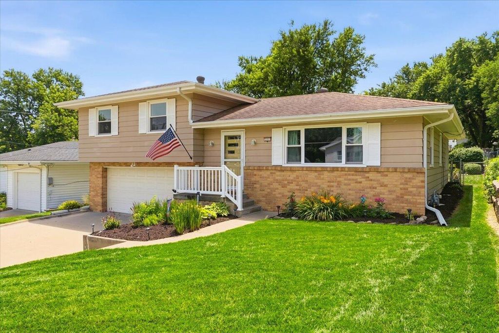 221 ZENITH Drive, Council Bluffs, IA 51503