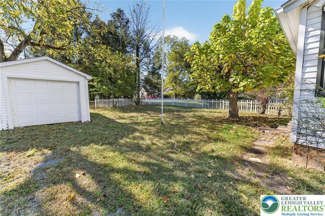 3 Oakland Avenue, East Stroudsburg, PA 18301