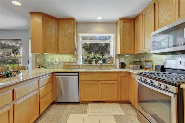 15900 Dry Creek Ln, Grass Valley, CA 95949