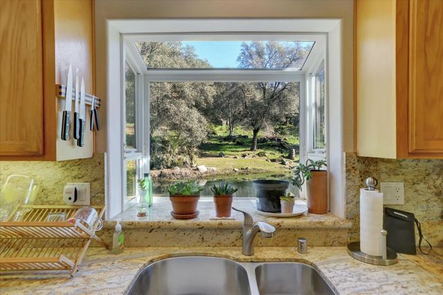 15900 Dry Creek Ln, Grass Valley, CA 95949