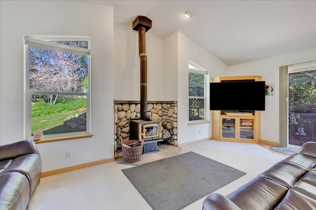 15900 Dry Creek Ln, Grass Valley, CA 95949