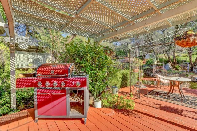 15900 Dry Creek Ln, Grass Valley, CA 95949