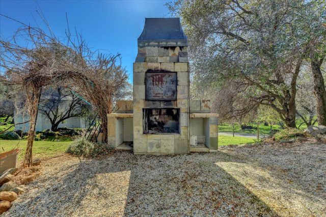 15900 Dry Creek Ln, Grass Valley, CA 95949