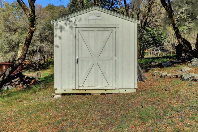 15900 Dry Creek Ln, Grass Valley, CA 95949