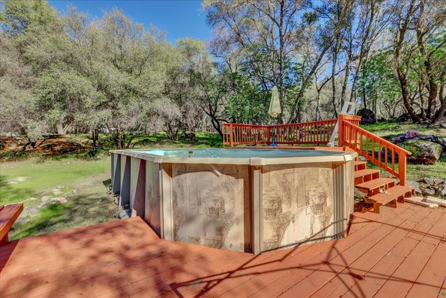 15900 Dry Creek Ln, Grass Valley, CA 95949