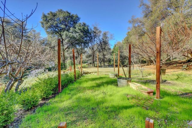 15900 Dry Creek Ln, Grass Valley, CA 95949