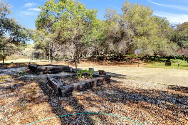 15900 Dry Creek Ln, Grass Valley, CA 95949