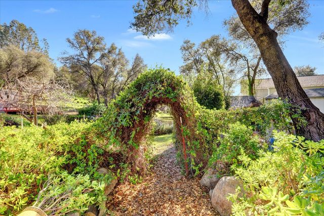 15900 Dry Creek Ln, Grass Valley, CA 95949