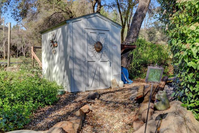 15900 Dry Creek Ln, Grass Valley, CA 95949