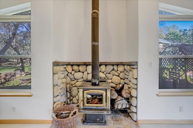 15900 Dry Creek Ln, Grass Valley, CA 95949