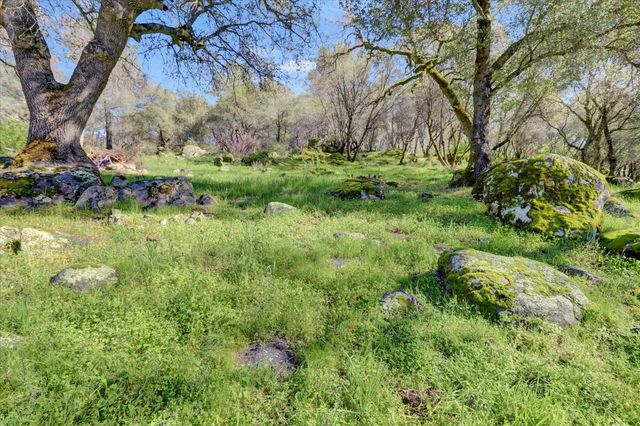 15900 Dry Creek Ln, Grass Valley, CA 95949