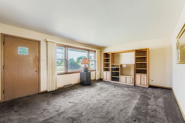 5549 W 83rd Place, Burbank, IL 60459