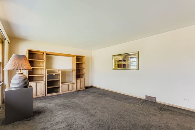 5549 W 83rd Place, Burbank, IL 60459