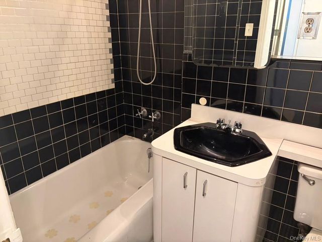 99-60 63rd Road 1H, Rego Park, NY 11374