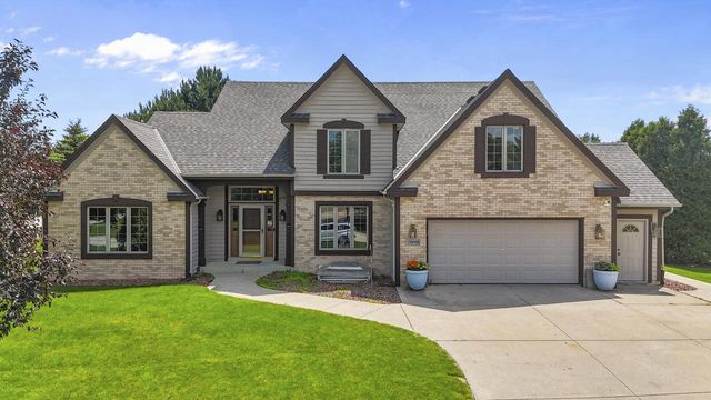 13600 W Eagle TRACE, New Berlin, WI 53151