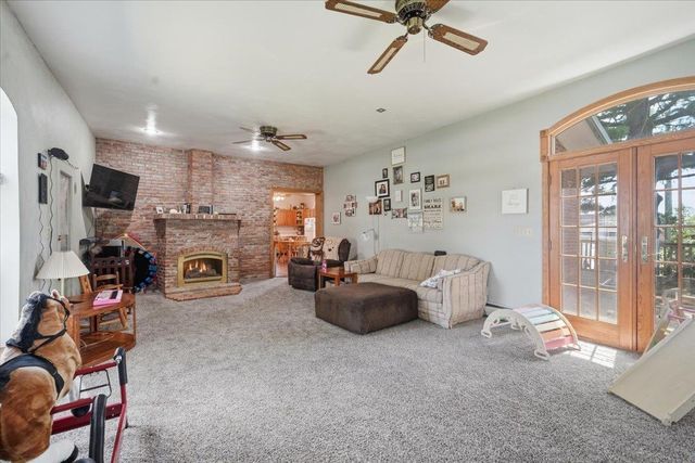922 3rd Avenue, Ackley, IA 50601