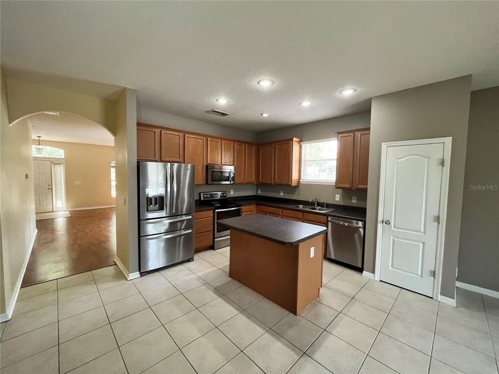 Image 2 of property listing at 919 MAGNOLIA BLOSSOM COURT, Apopka, FL 32712
