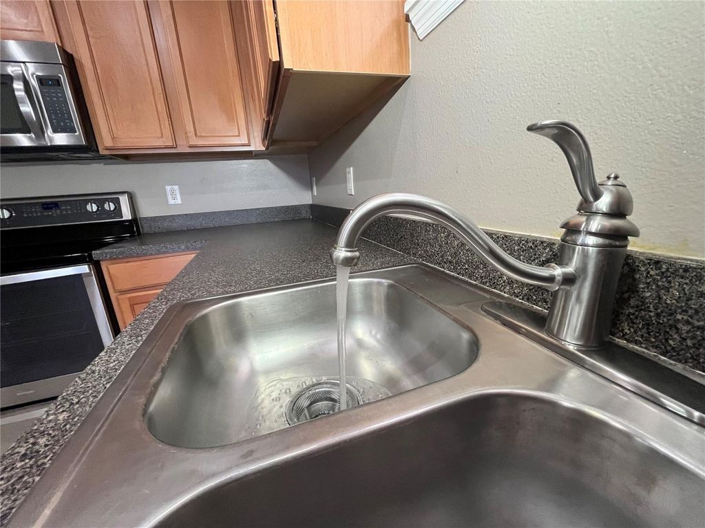 Image 5 of property listing at 919 MAGNOLIA BLOSSOM COURT, Apopka, FL 32712