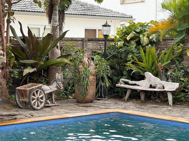 8746 NW 140th Ln, Miami Lakes, FL 33018