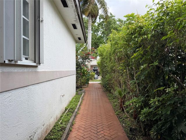 8746 NW 140th Ln, Miami Lakes, FL 33018