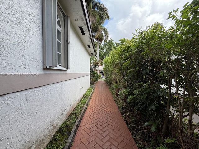 8746 NW 140th Ln, Miami Lakes, FL 33018