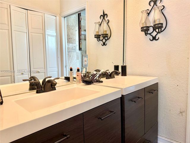 8746 NW 140th Ln, Miami Lakes, FL 33018