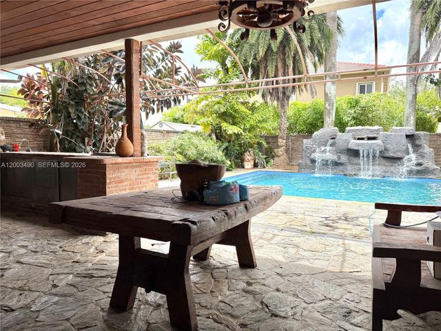 8746 NW 140th Ln, Miami Lakes, FL 33018