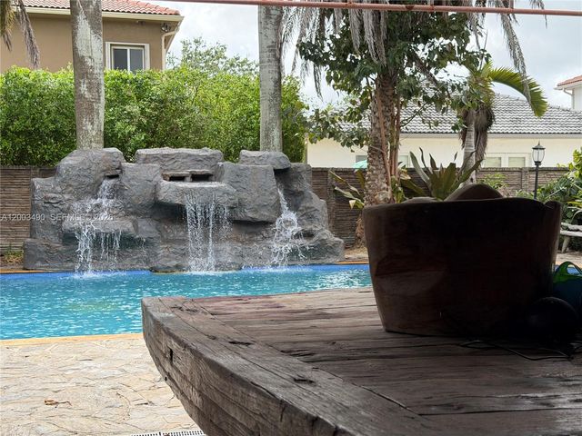 8746 NW 140th Ln, Miami Lakes, FL 33018