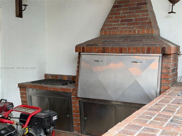 8746 NW 140th Ln, Miami Lakes, FL 33018