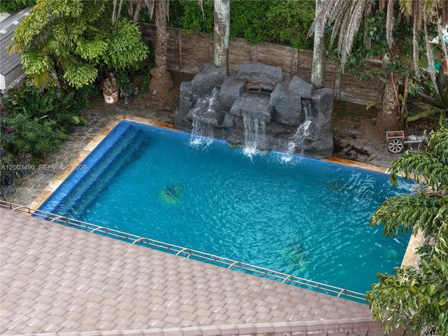 8746 NW 140th Ln, Miami Lakes, FL 33018