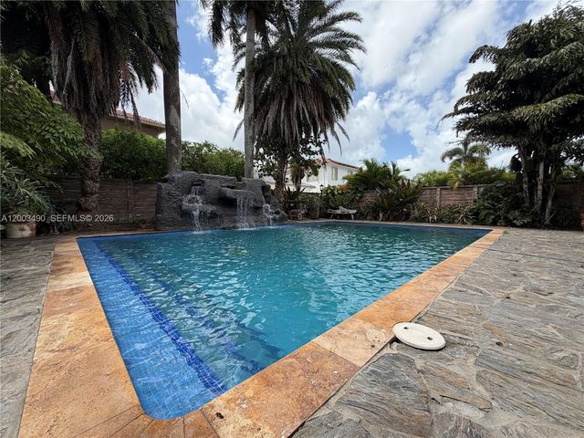 8746 NW 140th Ln, Miami Lakes, FL 33018