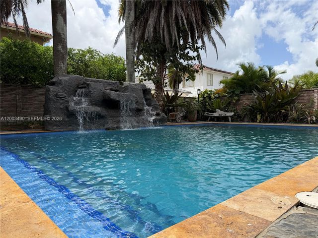 8746 NW 140th Ln, Miami Lakes, FL 33018