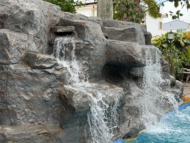 8746 NW 140th Ln, Miami Lakes, FL 33018