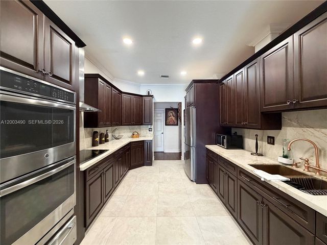 8746 NW 140th Ln, Miami Lakes, FL 33018