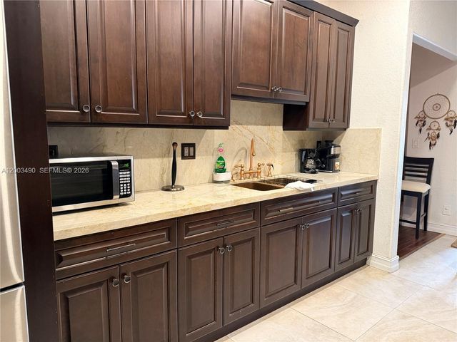 8746 NW 140th Ln, Miami Lakes, FL 33018