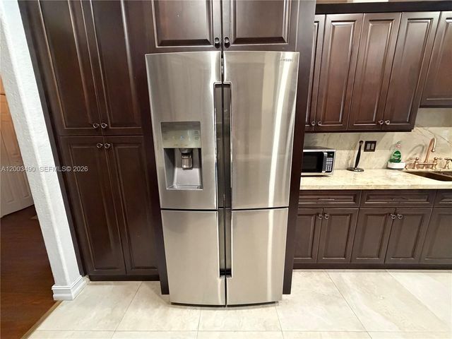 8746 NW 140th Ln, Miami Lakes, FL 33018