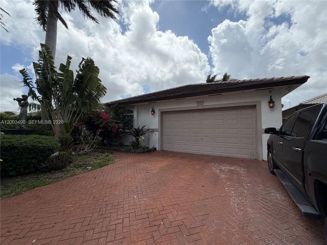 8746 NW 140th Ln, Miami Lakes, FL 33018