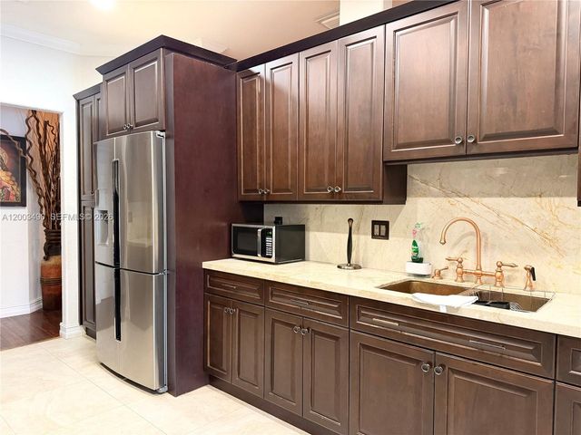 8746 NW 140th Ln, Miami Lakes, FL 33018