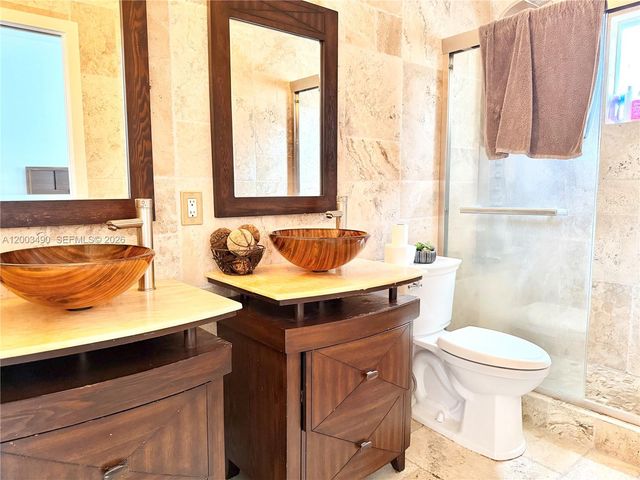 8746 NW 140th Ln, Miami Lakes, FL 33018