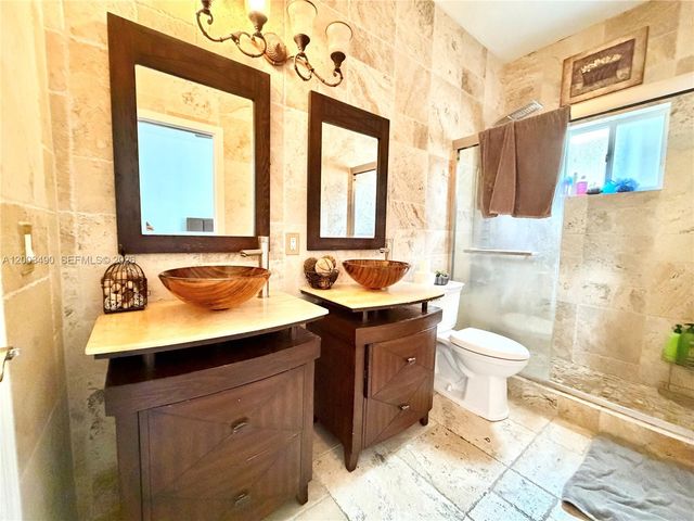 8746 NW 140th Ln, Miami Lakes, FL 33018