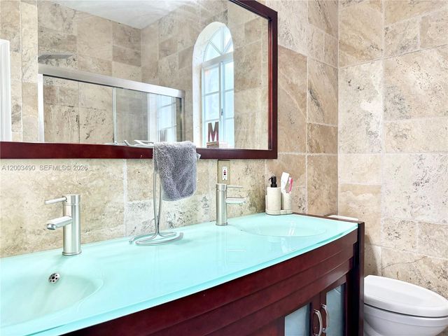 8746 NW 140th Ln, Miami Lakes, FL 33018