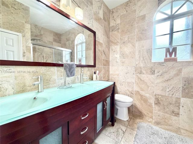 8746 NW 140th Ln, Miami Lakes, FL 33018