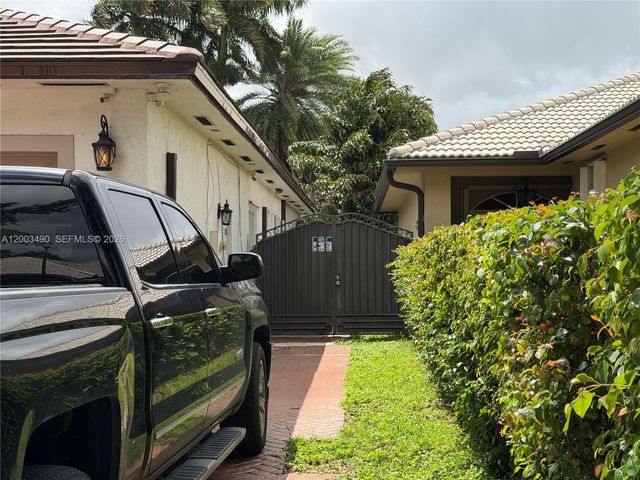 8746 NW 140th Ln, Miami Lakes, FL 33018