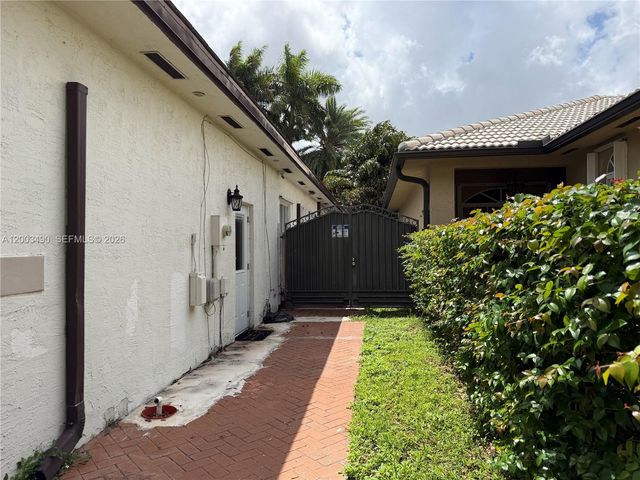 8746 NW 140th Ln, Miami Lakes, FL 33018