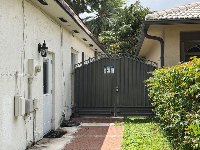 8746 NW 140th Ln, Miami Lakes, FL 33018