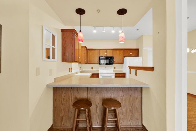 210 W Oak Leaf DRIVE #2, Oak Creek, WI 53154